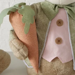 Figurine lièvre XXL assis sur un rebord avec carotte MIMI